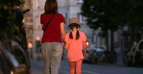 Justiça impede mãe de levar filha à igreja após exigência do pai nos EUA