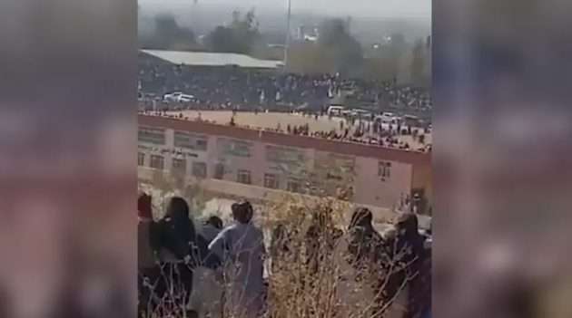 Adolescente de 13 anos realiza execução pública no Afeganistão sob regime Talibã