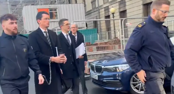 Professor cristão que recusou usar pronome neutro para aluno retorna à prisão pela 3ª vez