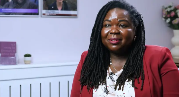 Enfermeira cristã punida por chamar trans de ‘senhor’ é apoiada por deputada britânica