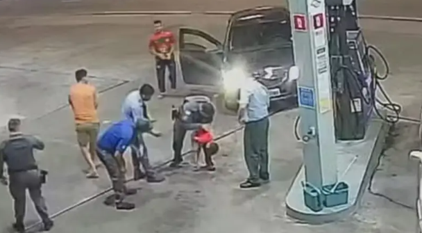 Pai viraliza ao orar enquanto policiais salvam filho de 2 anos engasgado