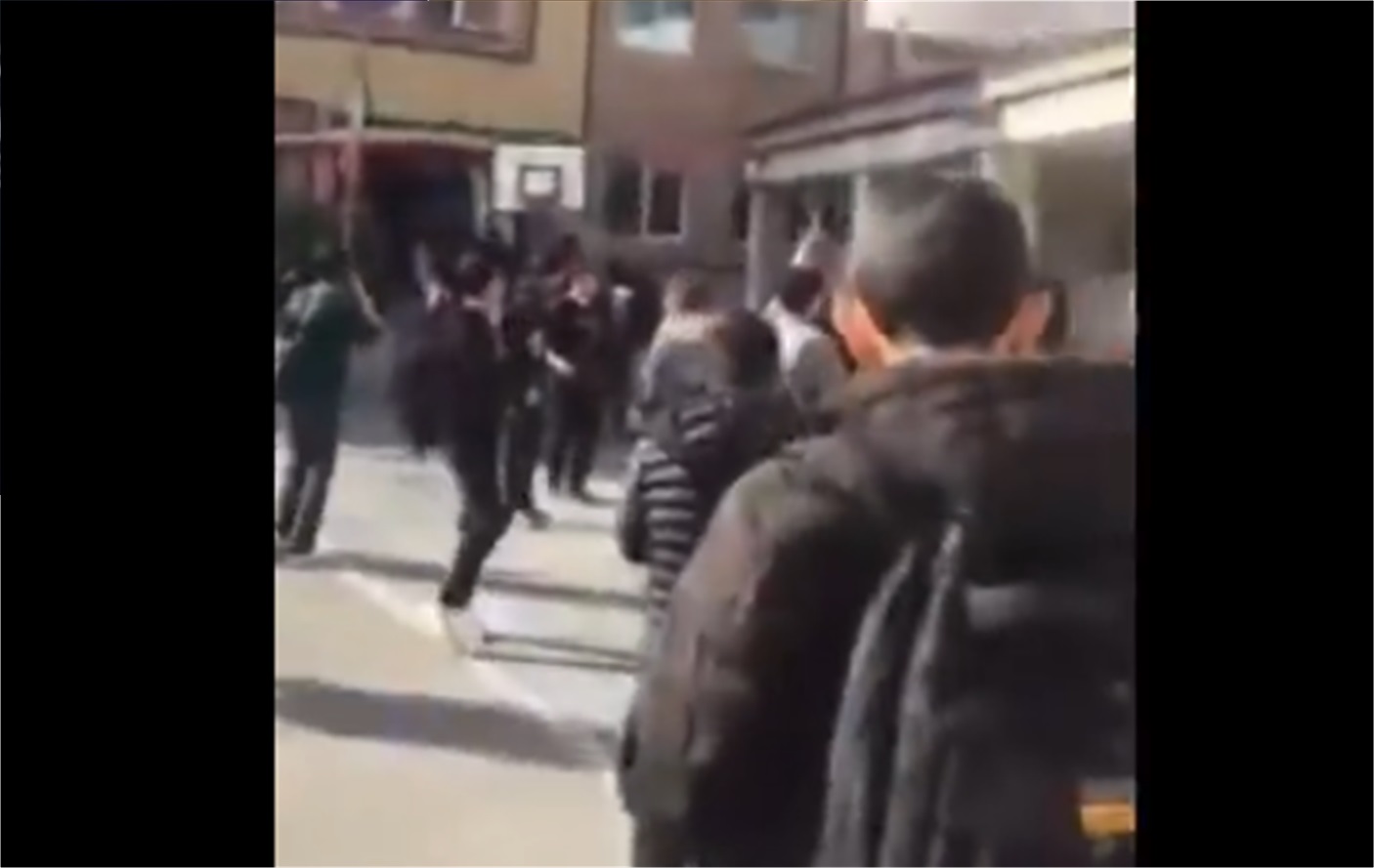 iranianos comemoram ataque de EUA e Israel contra Irã