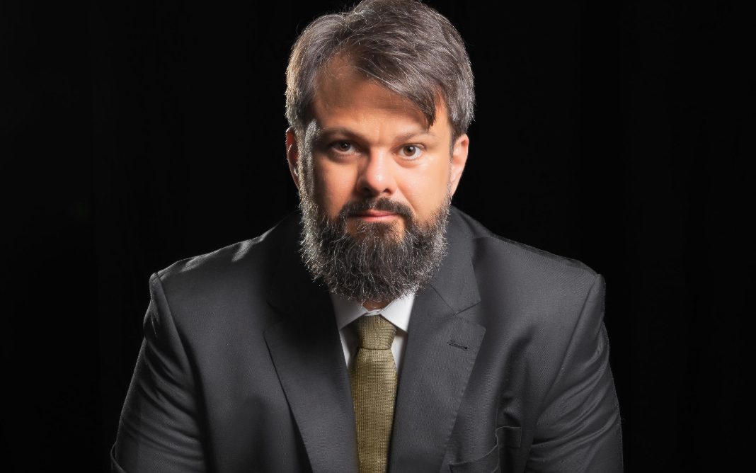 Pastor Tassos Lycurgo é atacado com acusações de “transfobia”