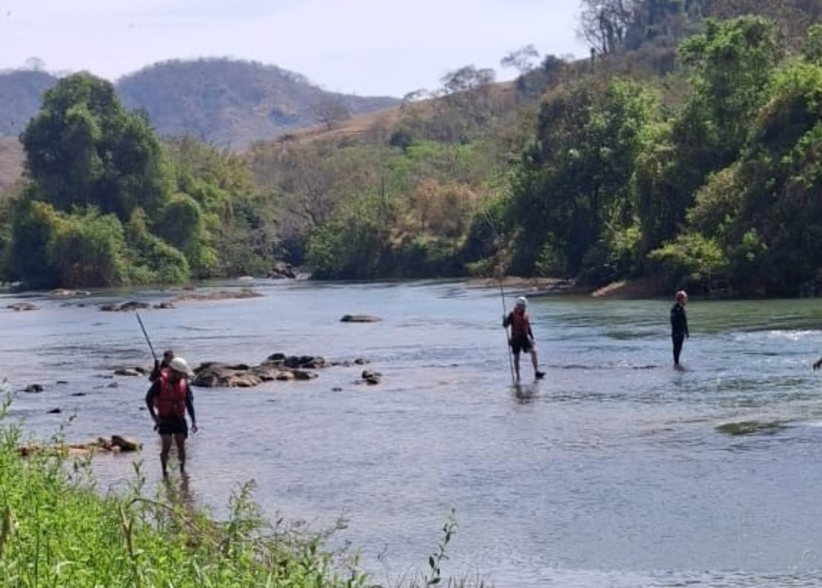 Bombeiros fazem buscas por jovem que escorregou e se afogou em cachoeira em Astolfo Dutra