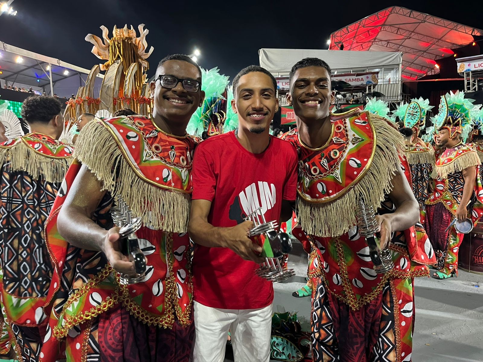 Entre uma bateria e outra, jovens que tocam em mais de três escolas de samba encaram correria: ‘O segredo é treino’