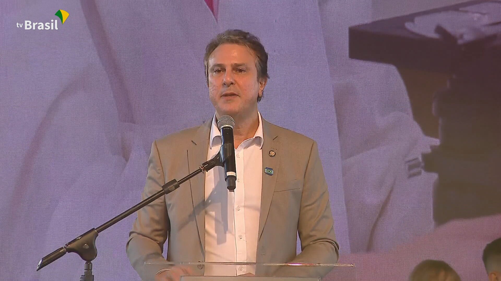 Ministro da Educação, Camilo Santana, faz pronunciamento neste domingo