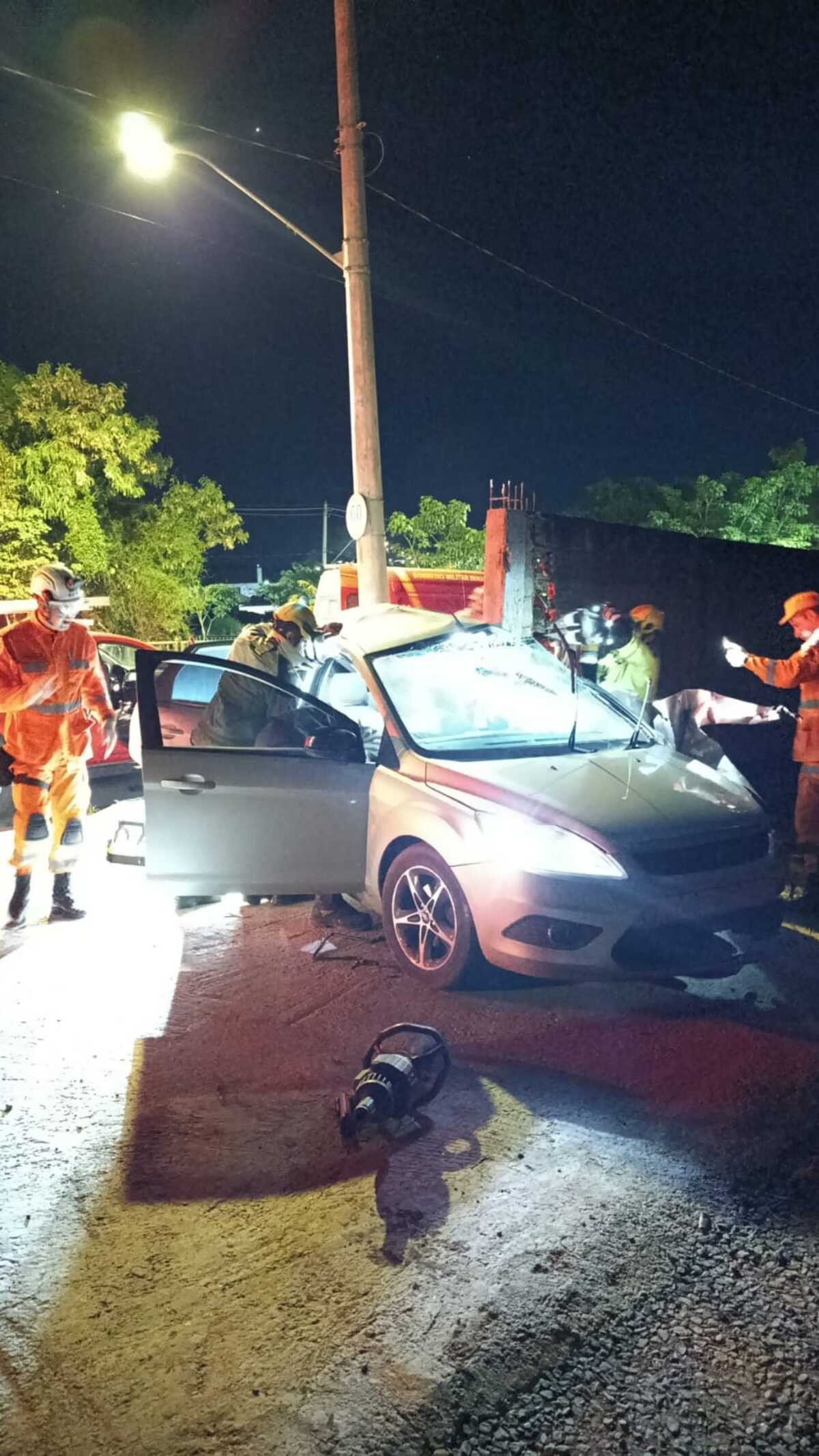 Carro bate em muro de terreno e motorista fica preso às ferragens em Montes Claros