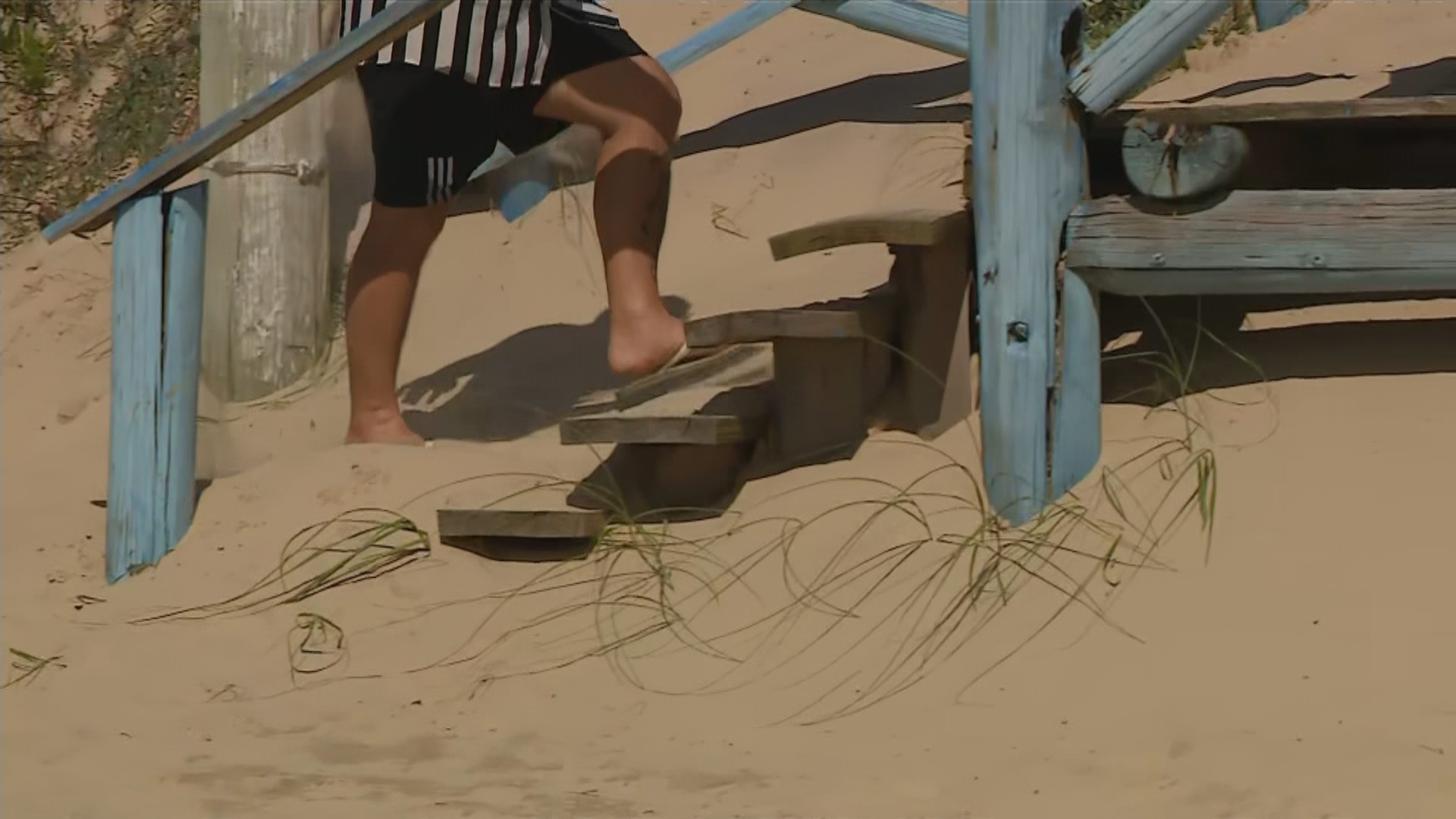 Dunas cobrem passarelas de areia e dificultam acesso a praia do RS