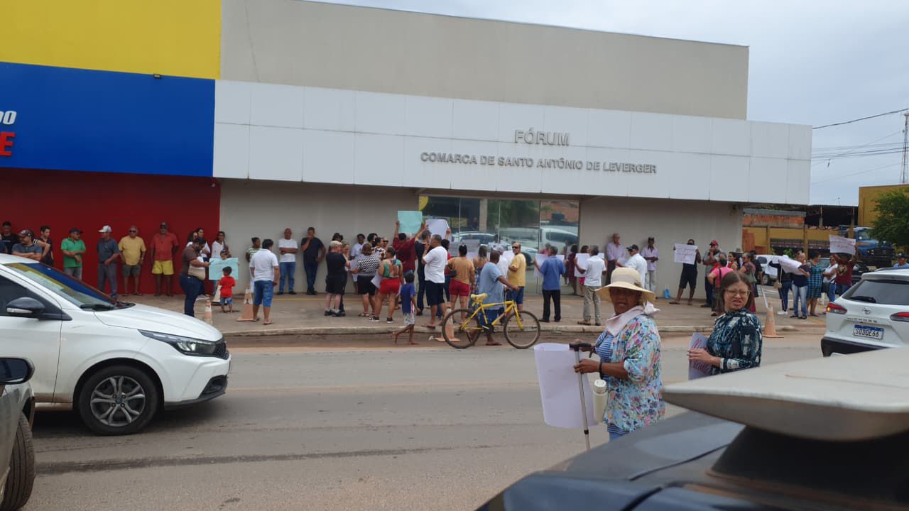 Moradores do Jardim dos Lagos protestam em frente ao Fórum de Santo Antônio do Leverger