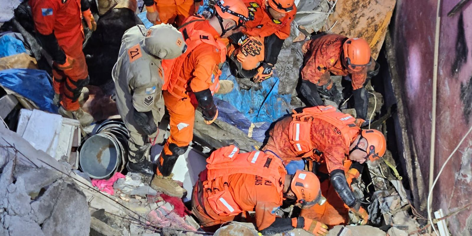 Prédio desaba no Rio e mata uma mulher