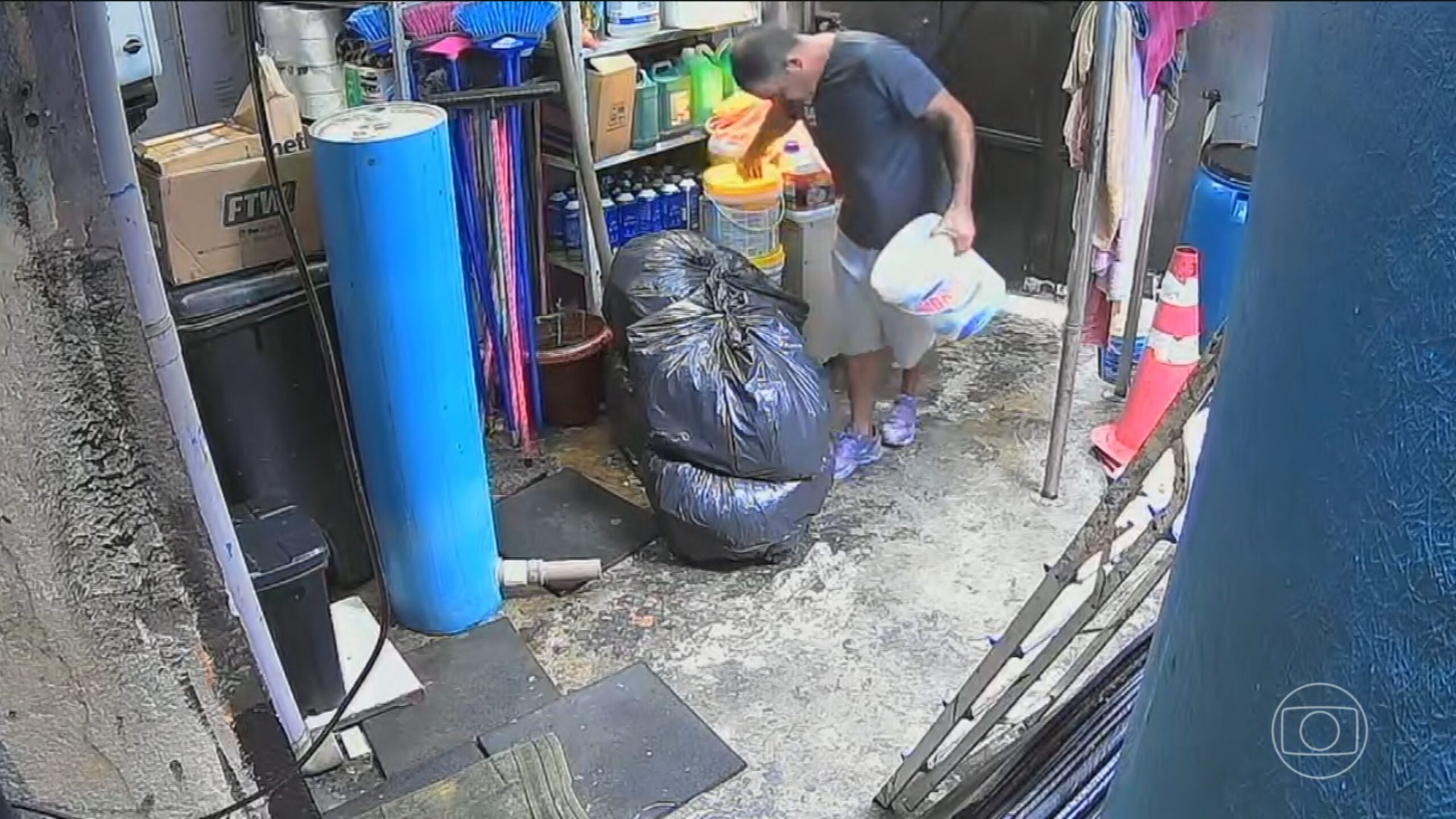 Manobrista diz à polícia que recebia pelo celular instruções do dono da academia sobre como tratar a água da piscina