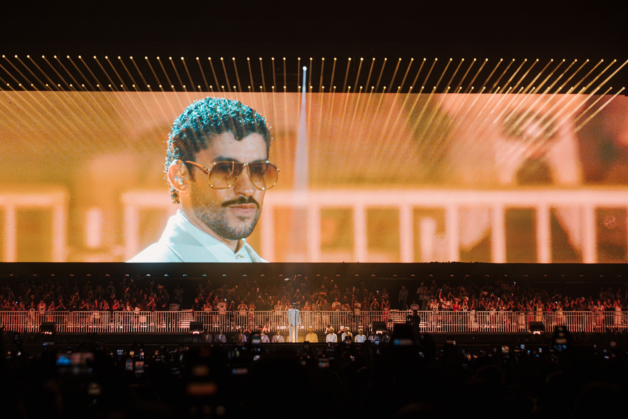 Bad Bunny fala português, usa camisa do Brasil e faz baile nostálgico