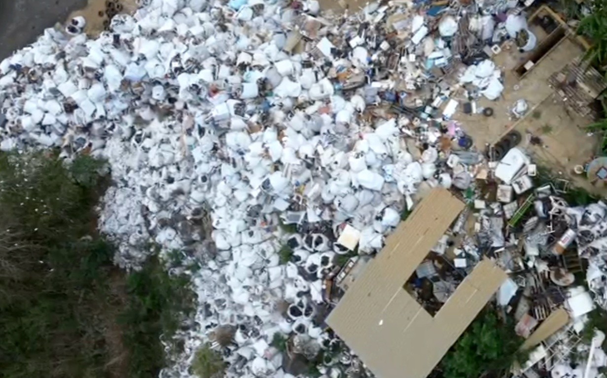 Lixo se acumula em Fernando de Noronha e empresa tem 48 horas para retirada da ilha de 400 toneladas de resíduos