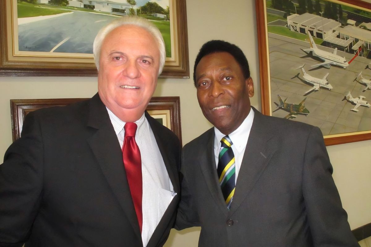 Pepito, braço direito de Pelé, lança livro com bastidores e histórias do Rei do Futebol: 'melhor fora do campo que dentro dele'