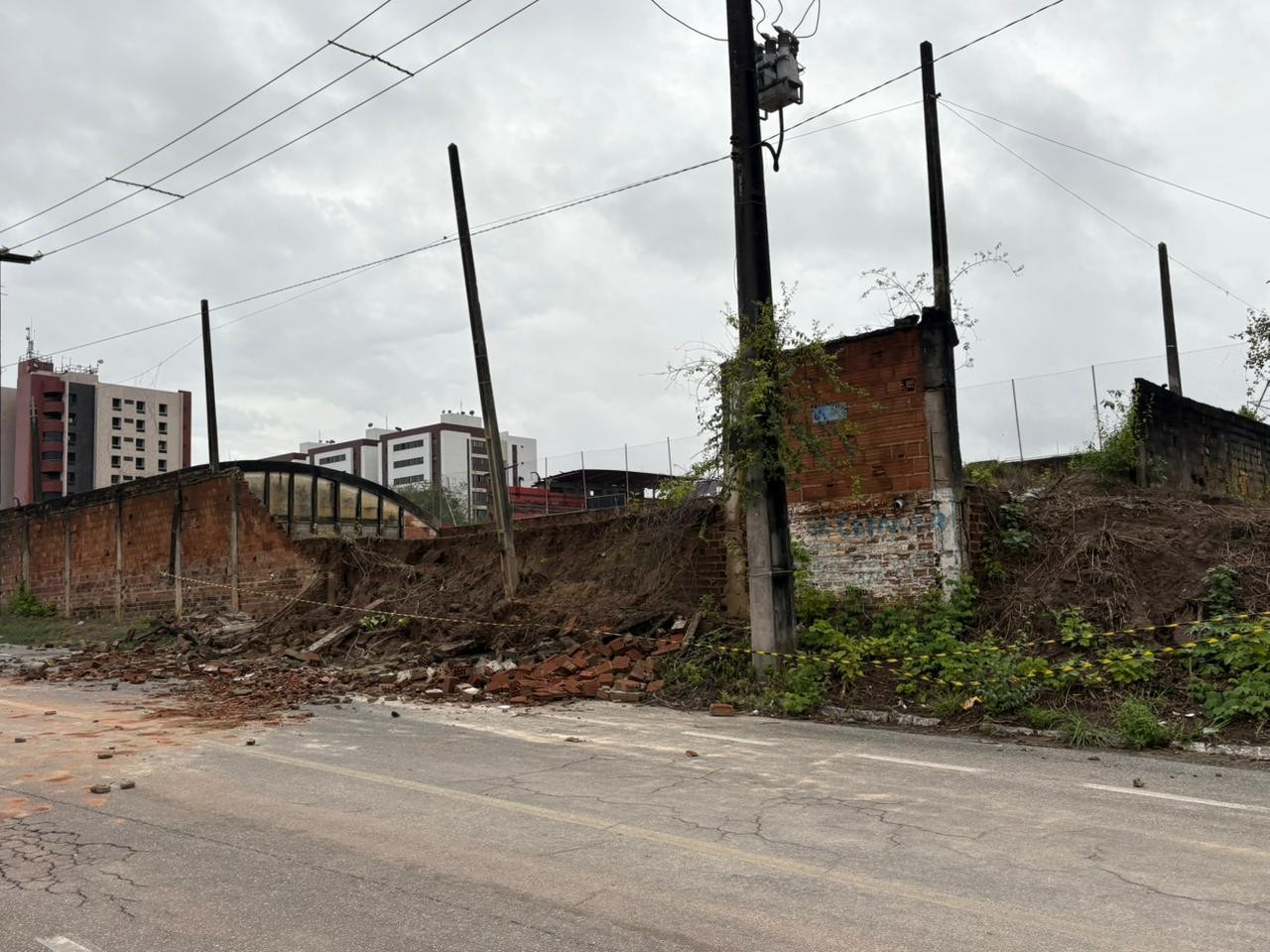Chuvas provocam alagamentos, queda de muros e aumento do nível das águas do Açude Velho, em Campina Grande