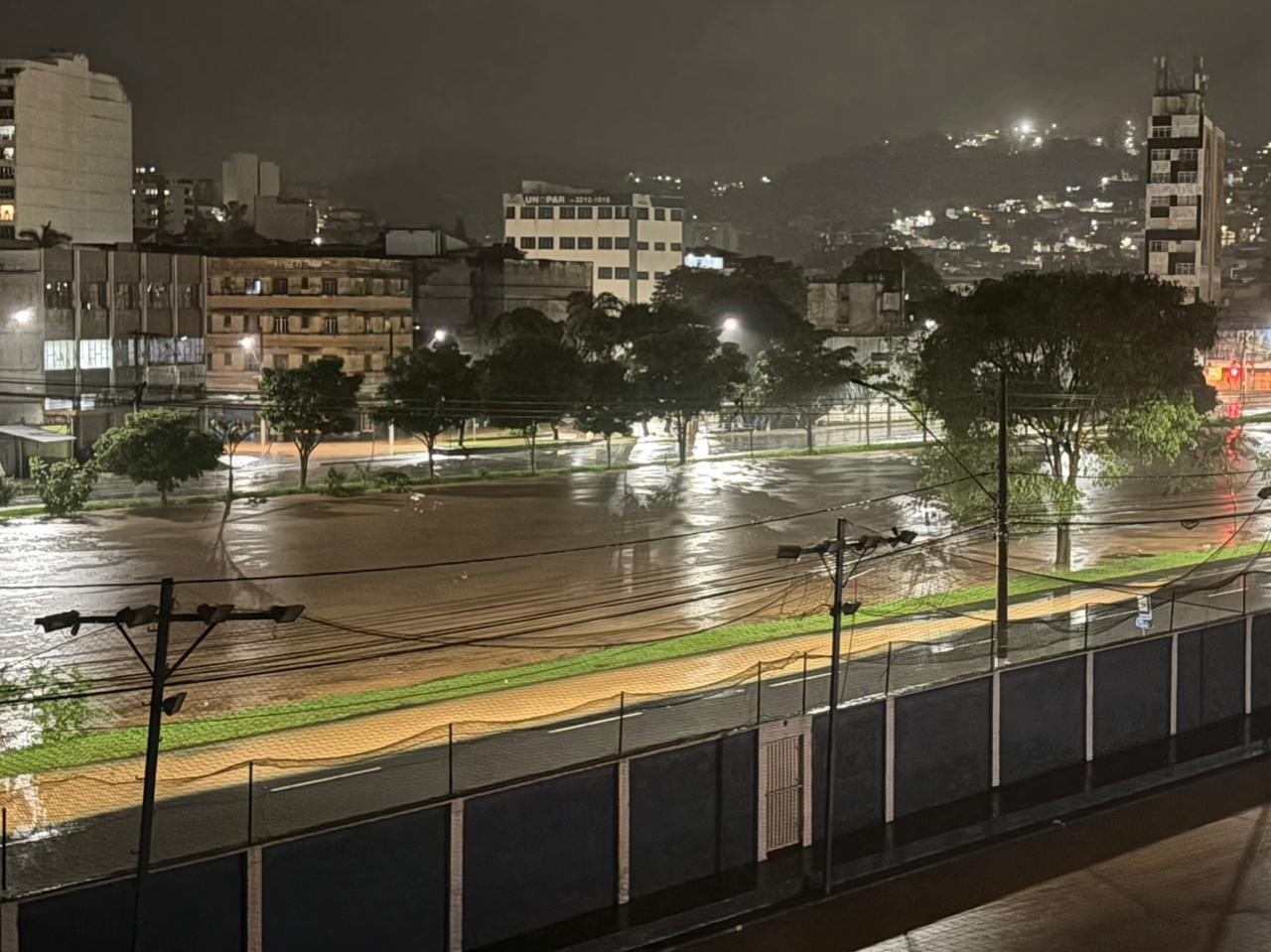 Juiz de Fora suspende aulas após temporal causar rastro de destruição