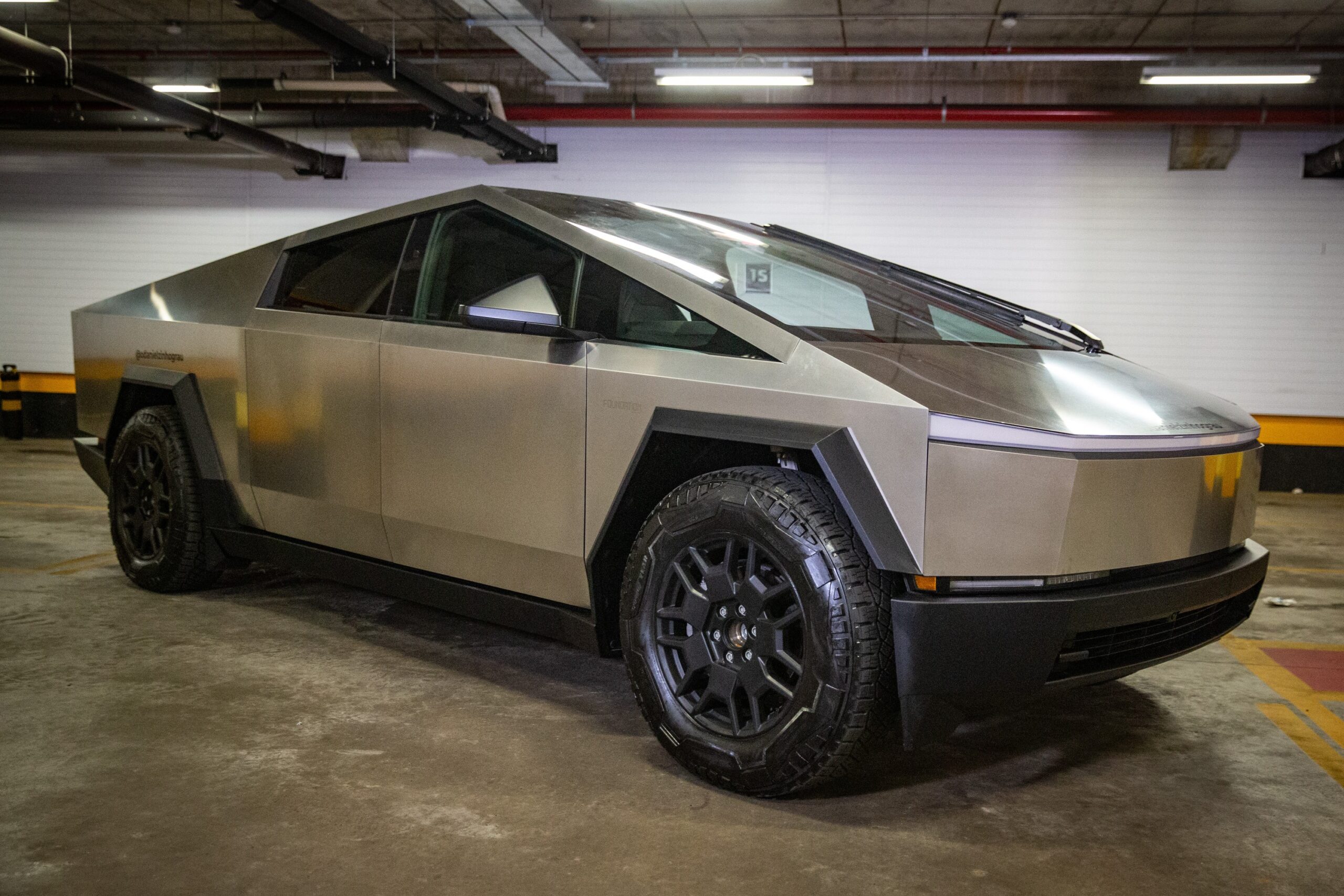 Como pode um Tesla aparecer nas ruas mesmo sem vender no Brasil; saiba regras e custos