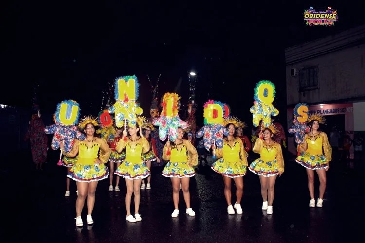 Unidos do Morro encara chuva e faz arrastão pelas ruas de Óbidos no Carnapauxis 2026