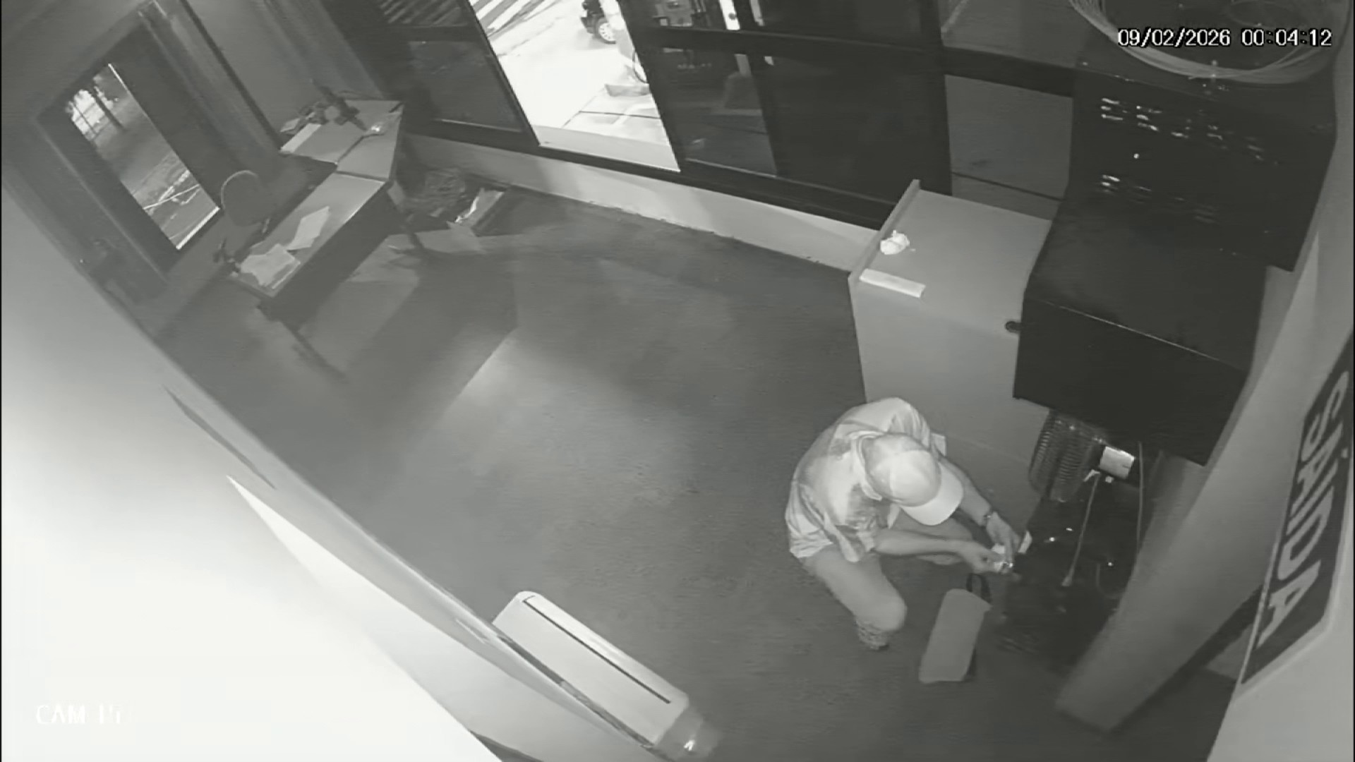 VÍDEO: dupla furta R$ 13 mil de posto de combustível em três minutos em Santa Bárbara