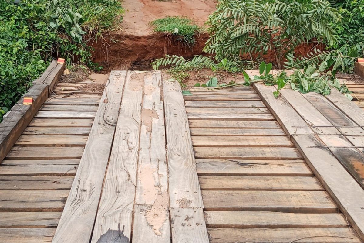 Chuva deixa mais de 700 pessoas isoladas e pontes destruídas