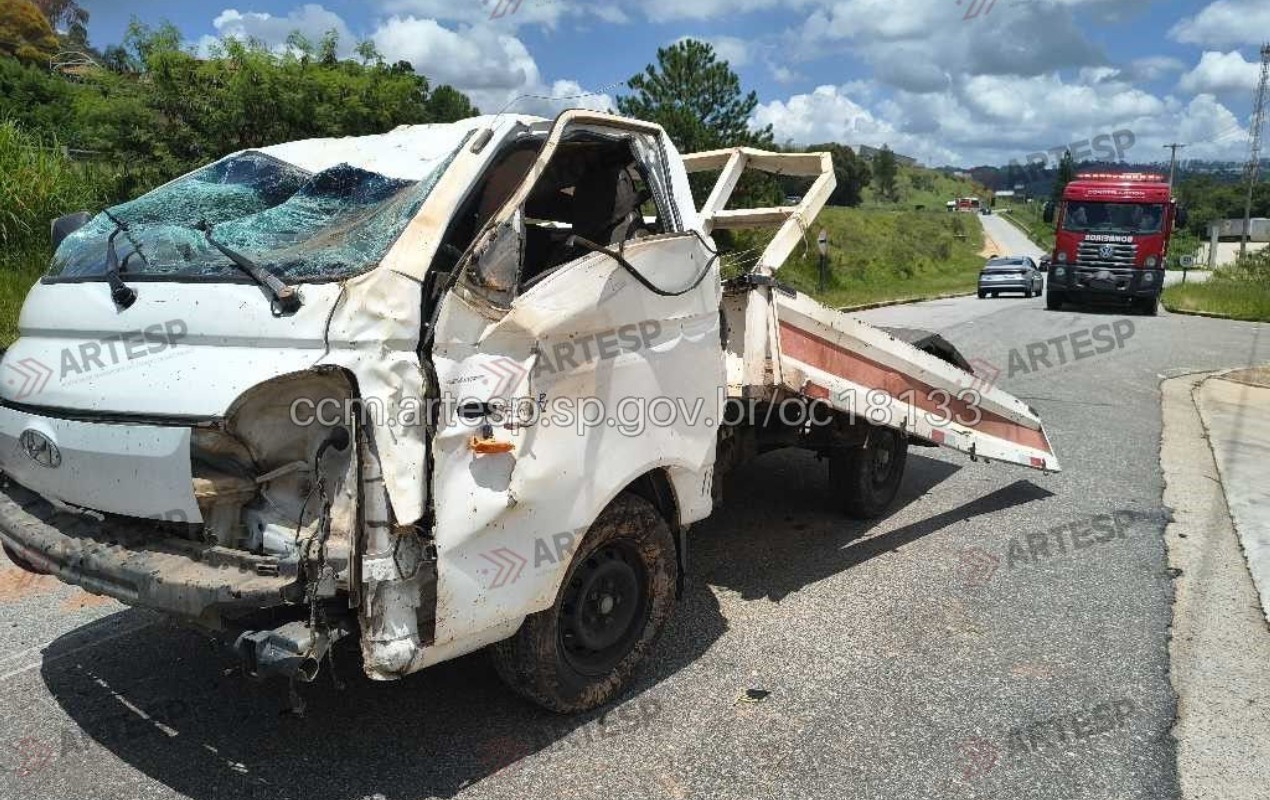 Picape capota e motorista morre após ser arremessado do veículo em rodovia de Cabreúva