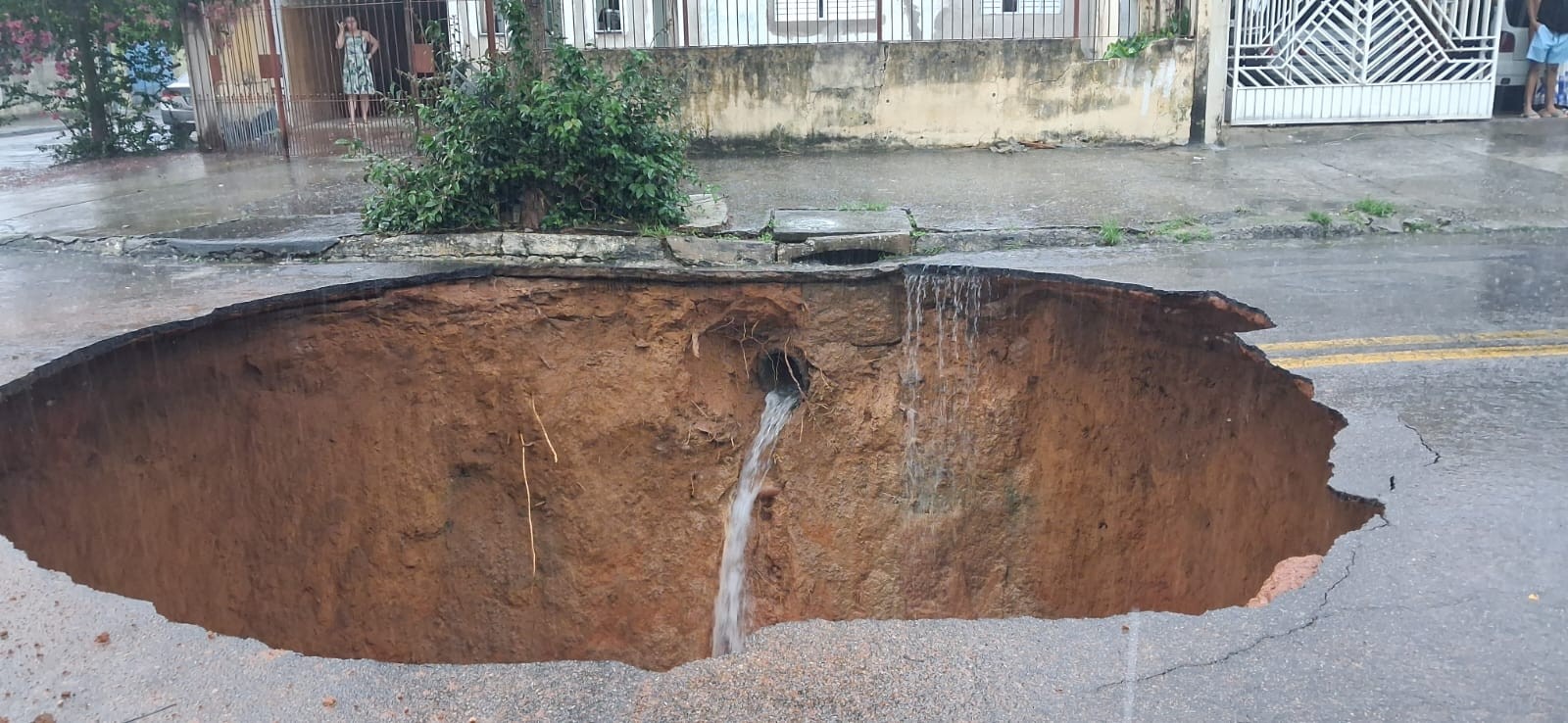 Duas casas e um prédio são interditados após nova cratera se abrir