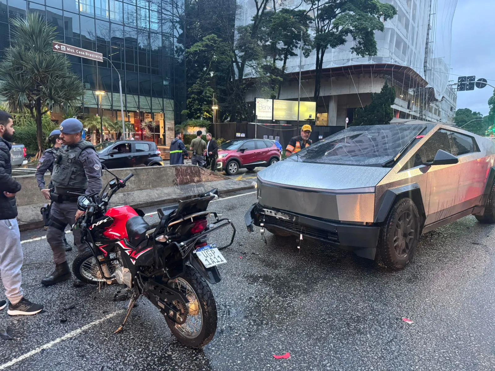 Carro de luxo 'futurista' bate em moto e bloqueia parte de túnel na Zona Sul de São Paulo