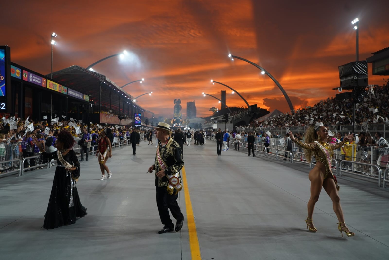 Óleo na pista após desfile da Acadêmicos do Tatuapé provoca atraso e faz Vai-Vai entrar na avenida com o dia amanhecendo