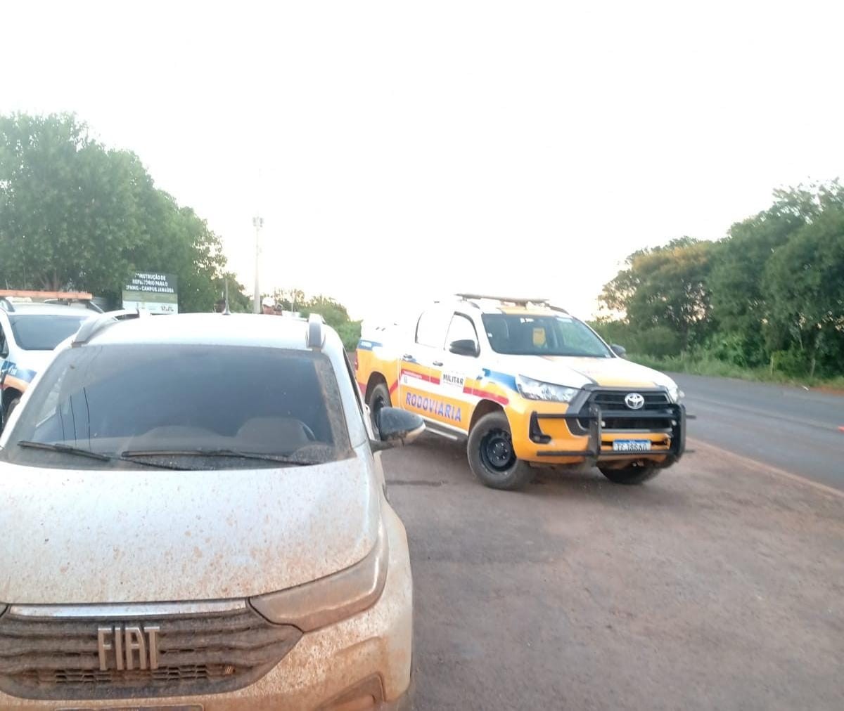 Com placa suja de terra, caminhonete clonada é apreendida na MG 401, em Janaúba