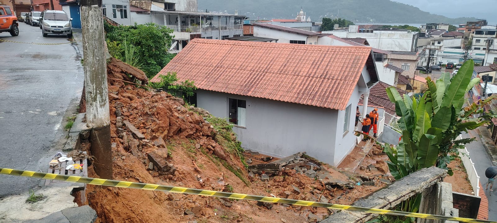 VÍDEO: Chuva forte provoca deslizamento e interdição de imóvel em Angra dos Reis