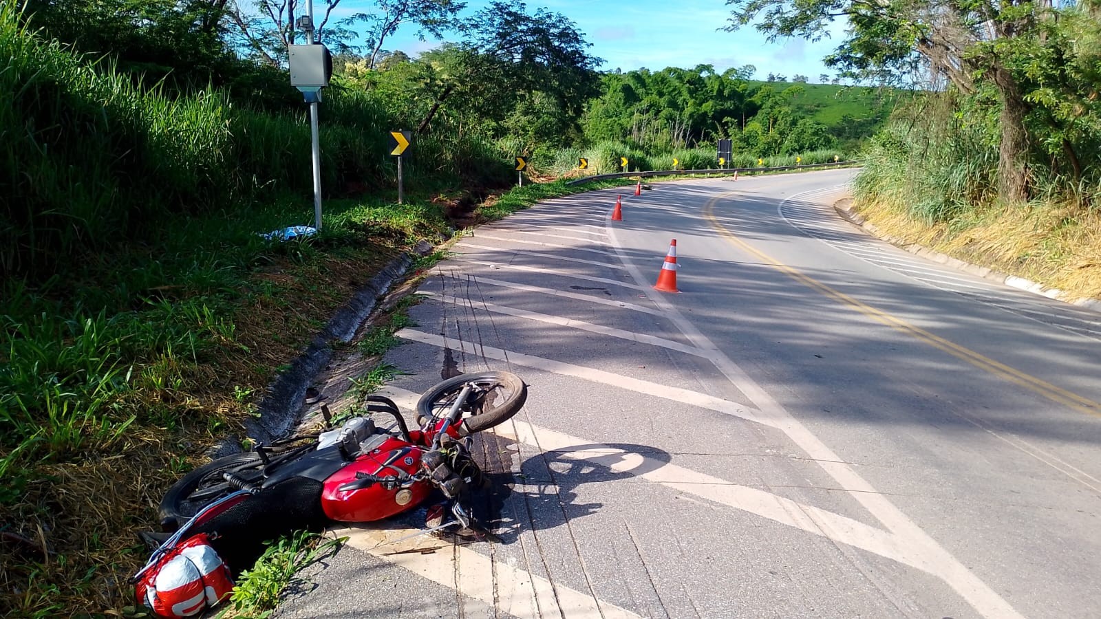 Motociclista perde o controle em curva, atinge placa de sinalização e morre na BR-494