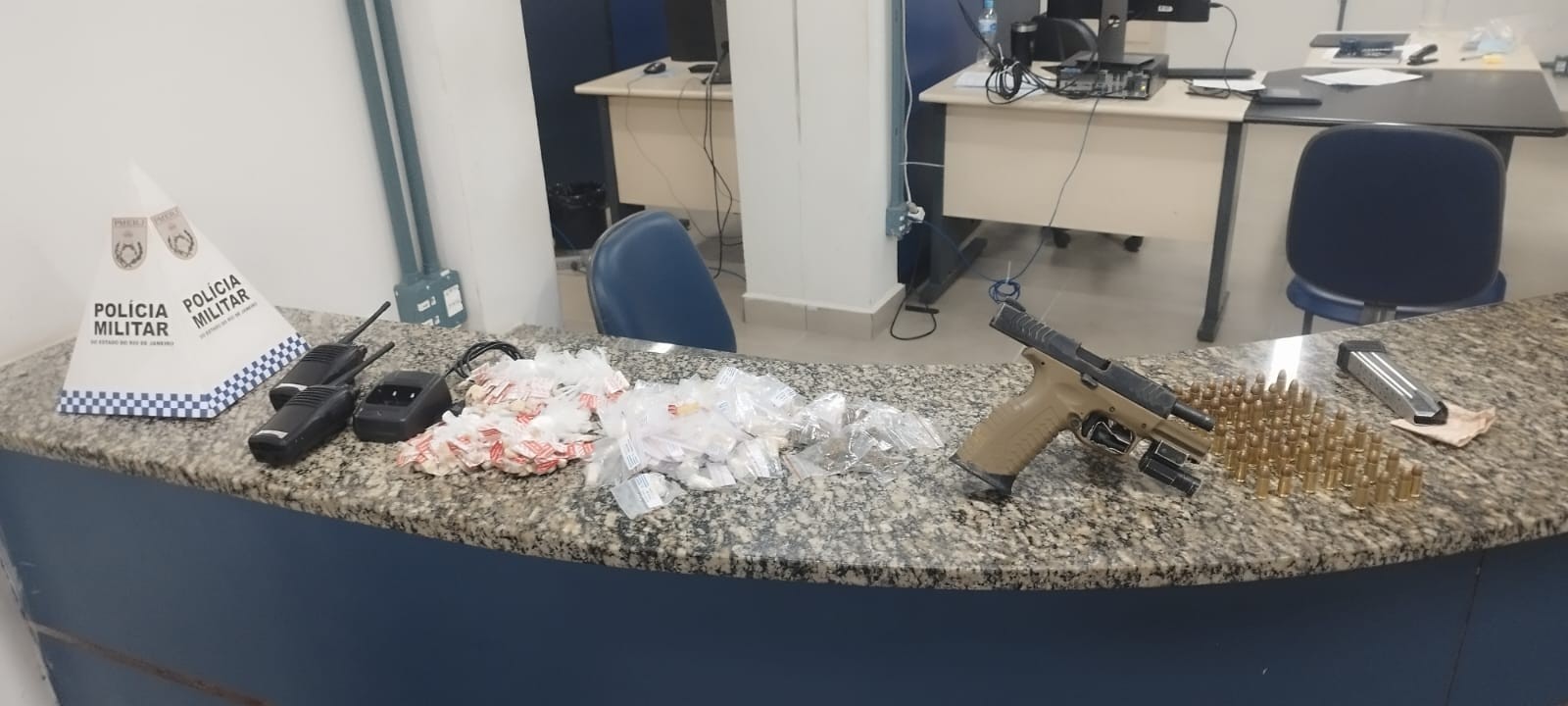 Homem é preso e menor apreendido por tráfico de drogas em Resende