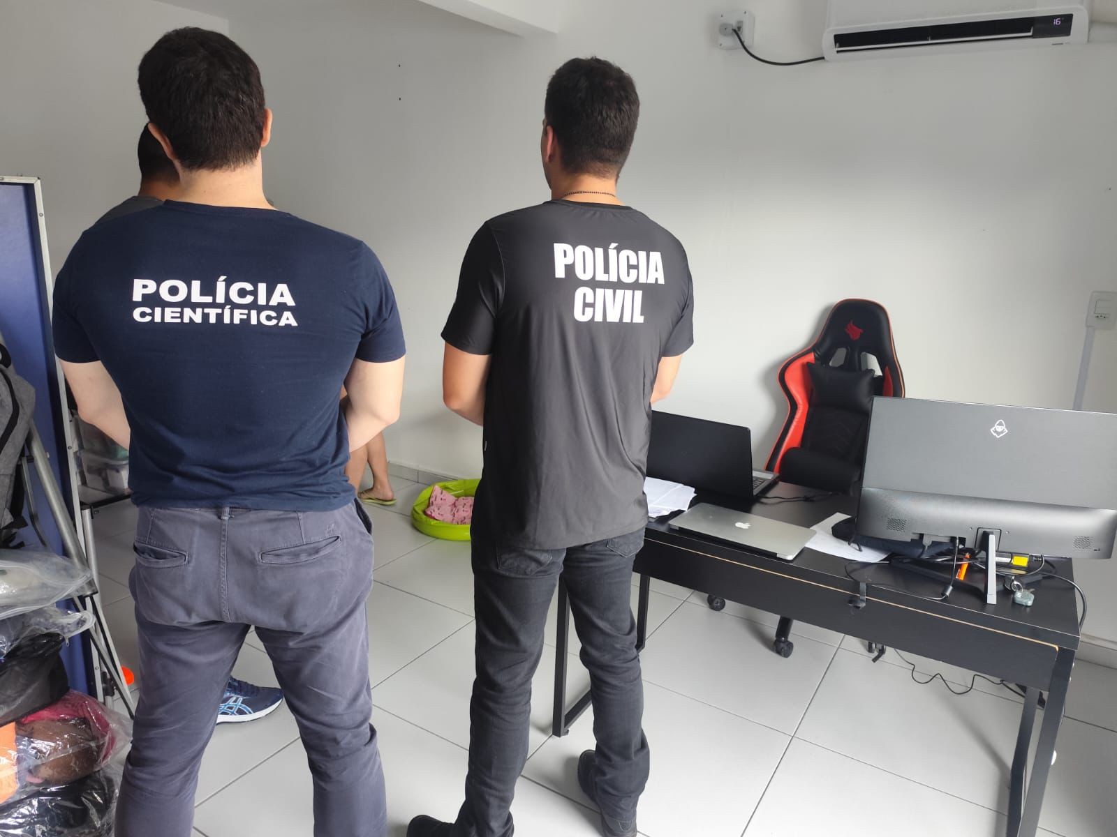 Homem é preso por usar acesso da empresa para baixar abuso infantil