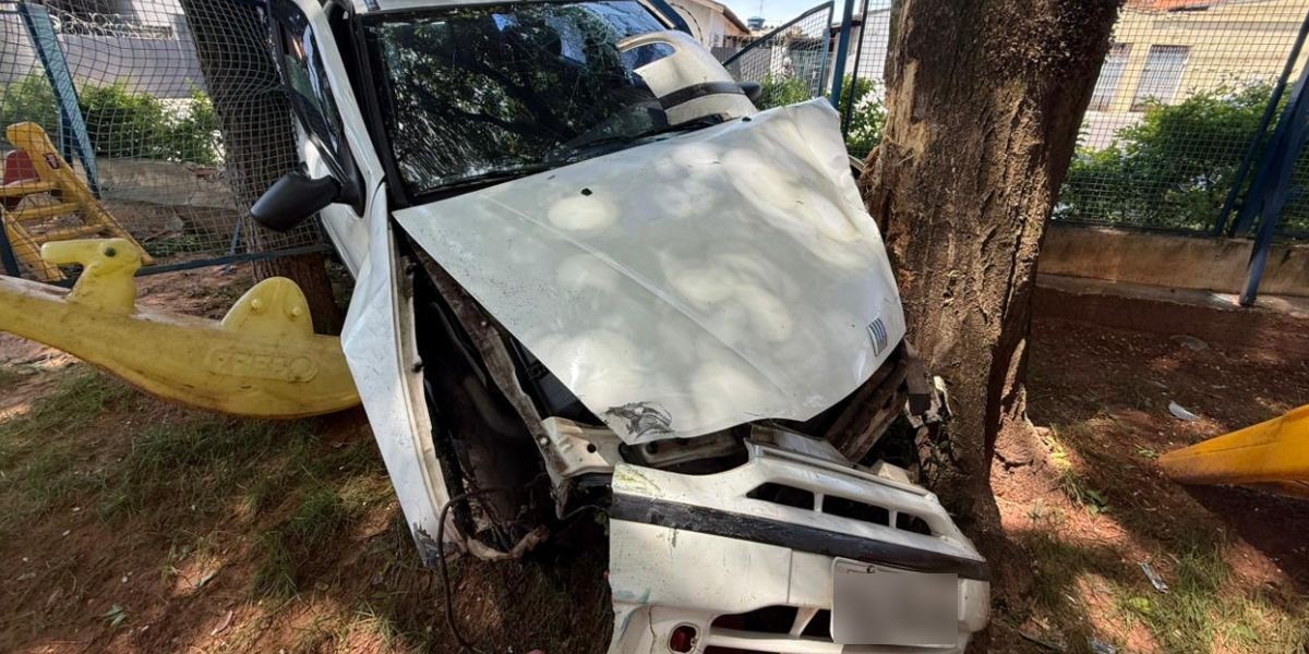 Carro invade berçário municipal e atinge brinquedos do parquinho em Bauru