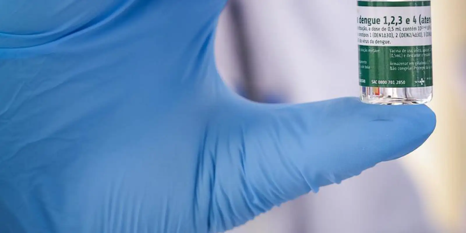 Começa vacinação de 1,2 milhão de profissionais de saúde contra dengue