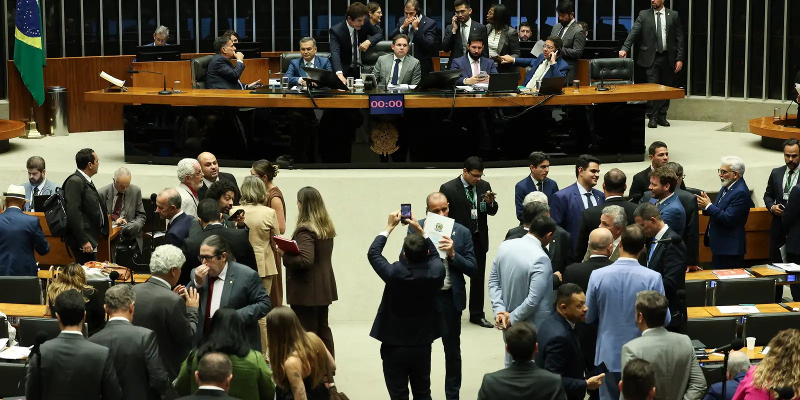 Janela partidária abre calendário eleitoral com troca-troca de partido