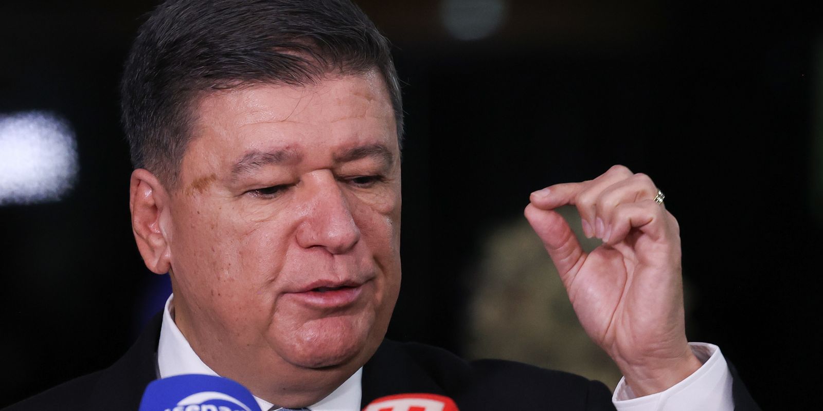 Carlos Viana dá explicações sobre destinação de emendas à igreja