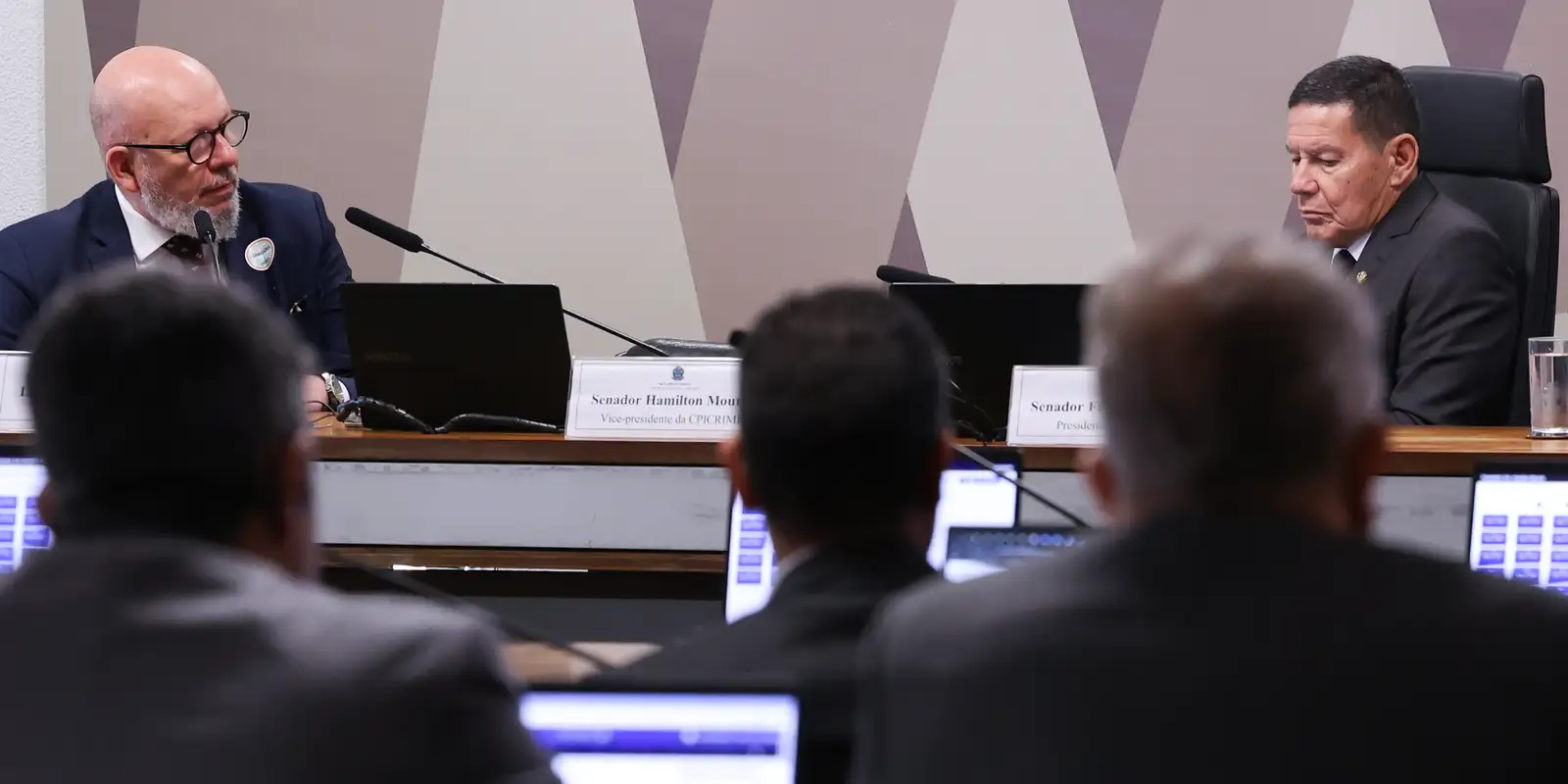 CPI do Crime Organizado aprova convocação de Cláudio Castro e Ibaneis