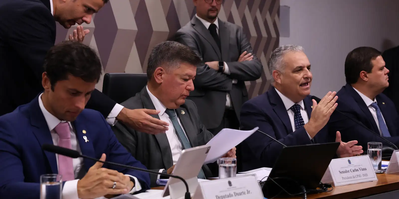 INSS: Reunião termina em confusão após atrito entre oposição e governo