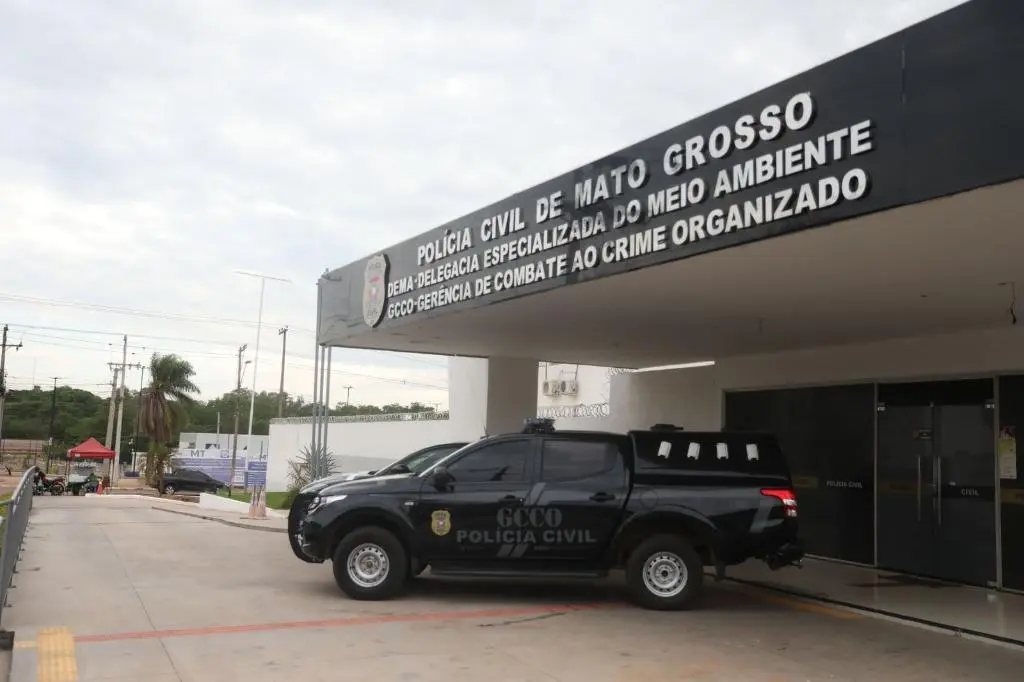 Polícia Civil cumpre mandados contra esquema de lavagem de dinheiro de facção criminosa em MT