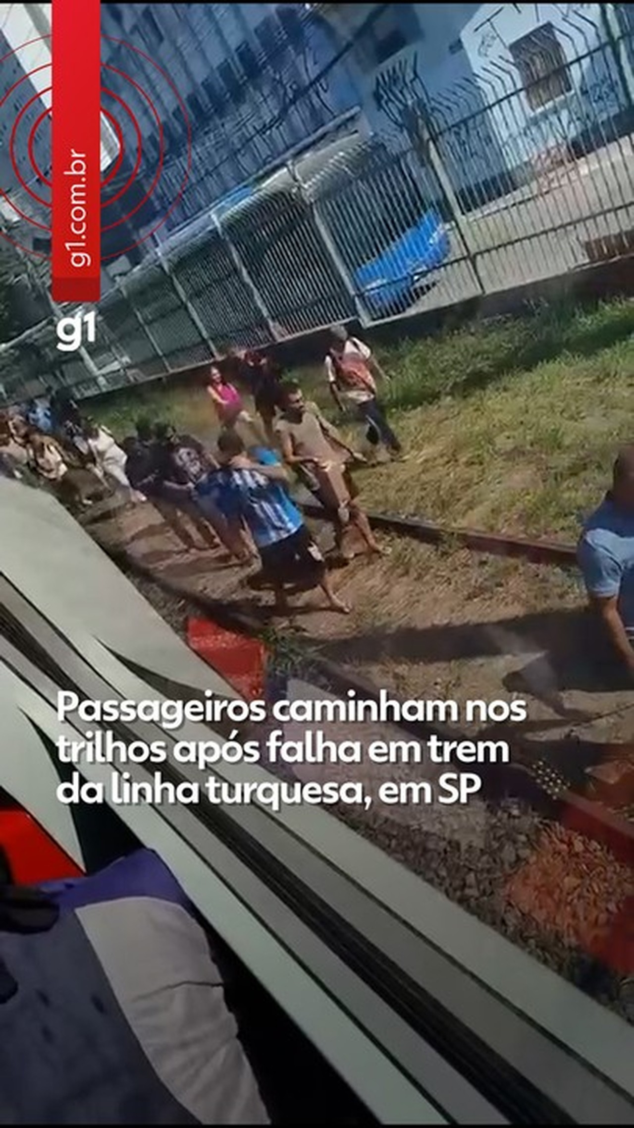Falha na Linha 10-Turquesa: Passageiros andam nos trilhos da CPTM