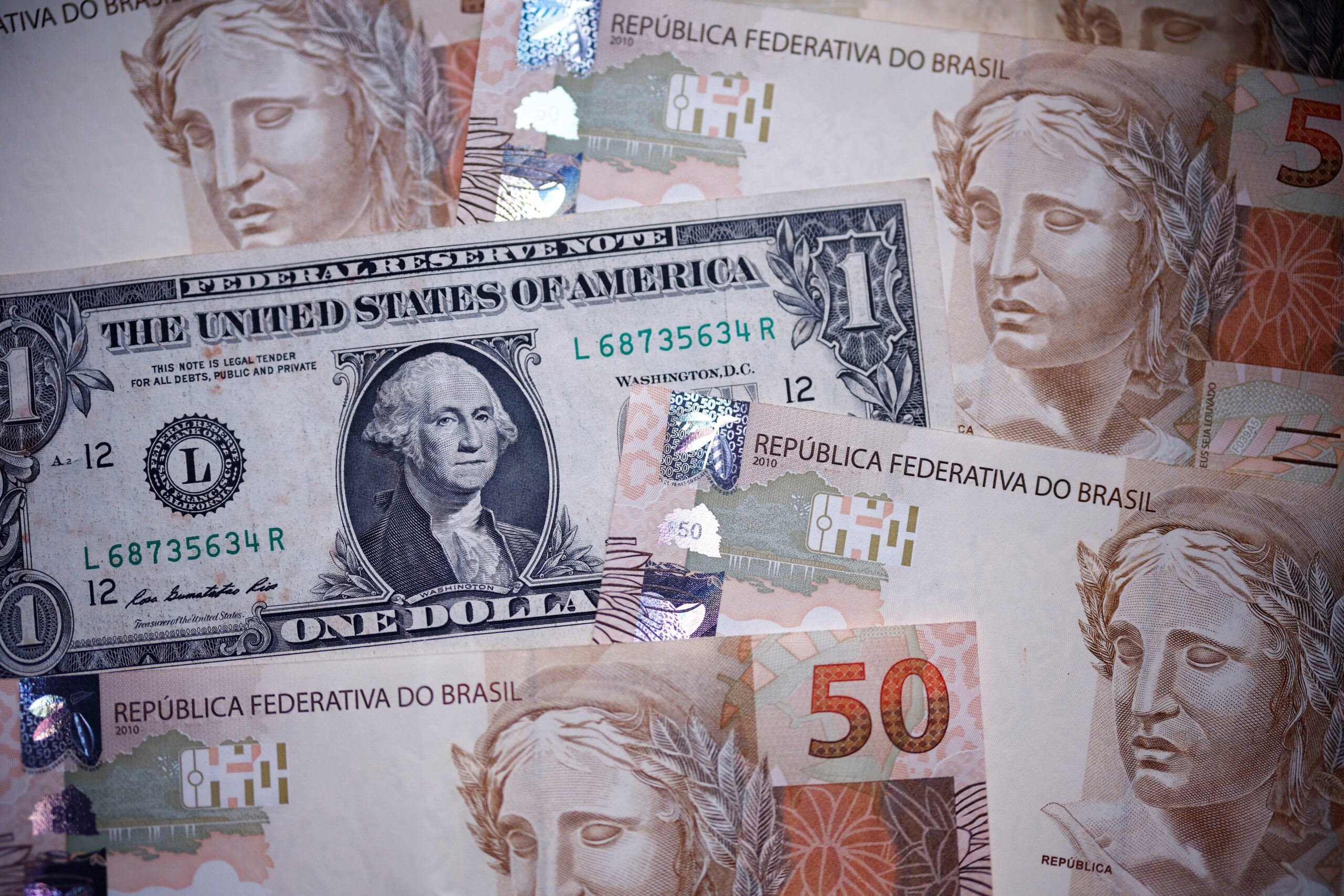 Dólar tem leve alta e fecha a R$ 5,15, de olho no conflito no Irã; Ibovespa sobe