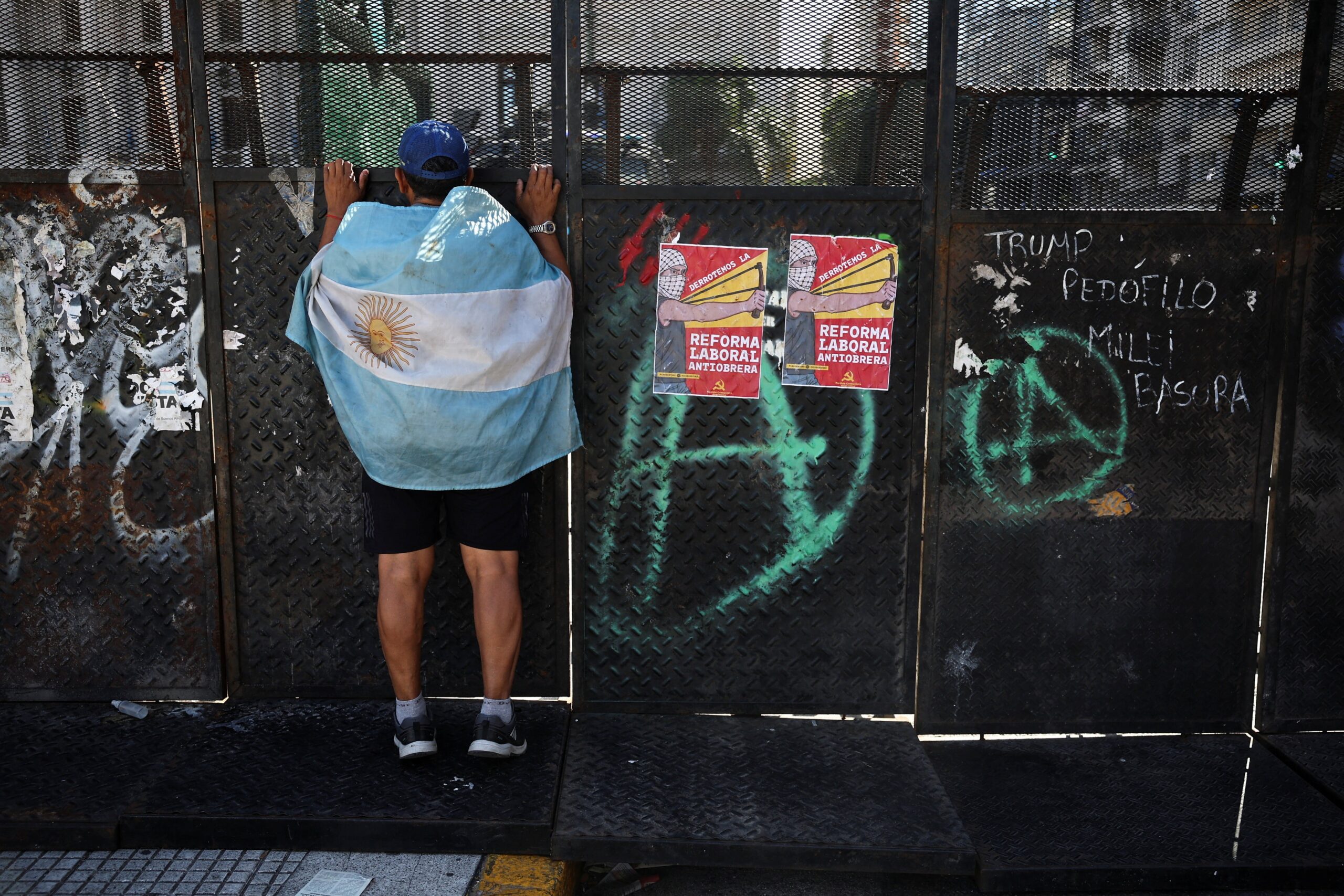 Juiz suspende parte da reforma trabalhista de Milei; jornada de 12h e regras sobre greves são afetadas