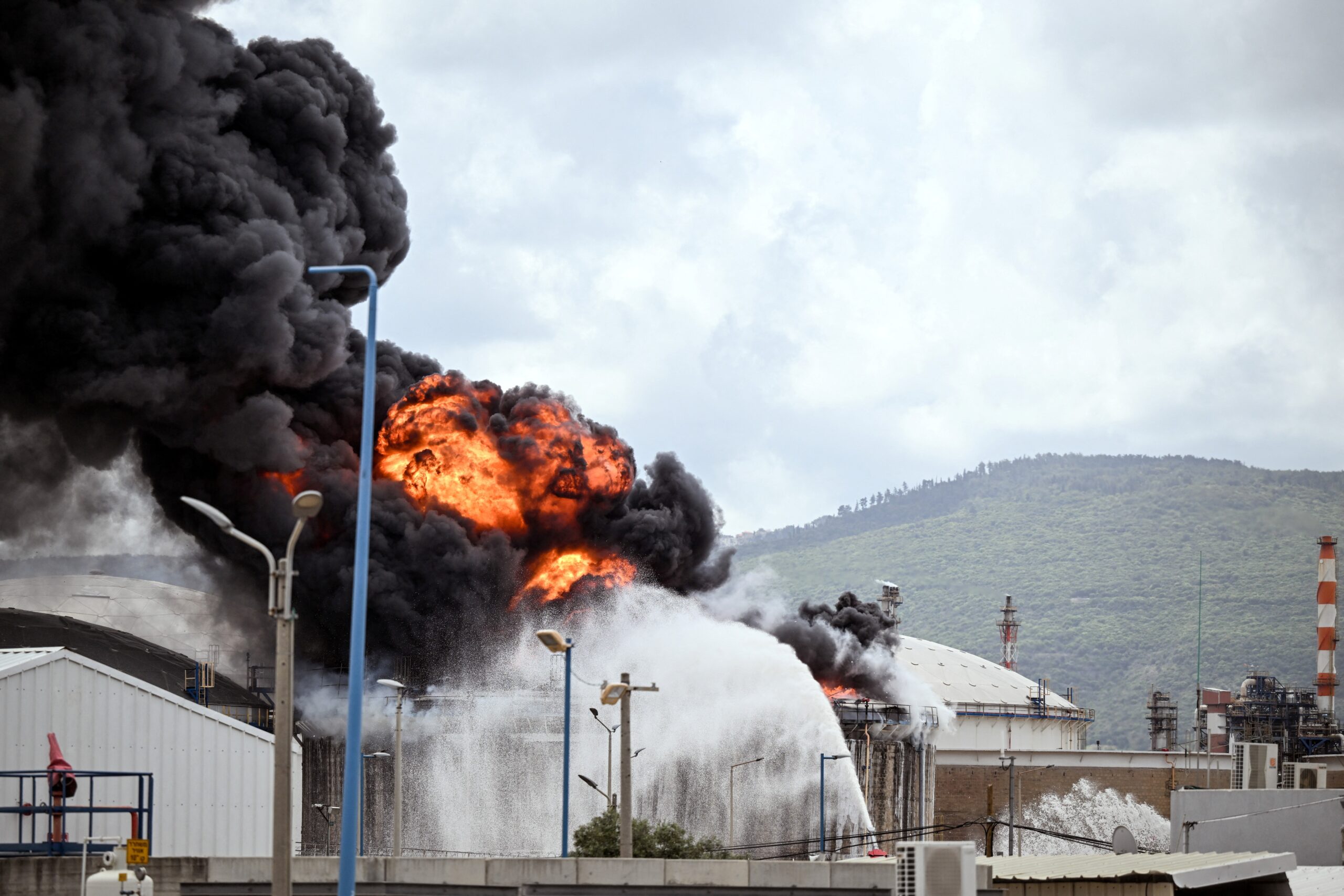 Bombardeio iraniano atinge refinaria de petróleo em Israel e causa incêndio de grandes proporções