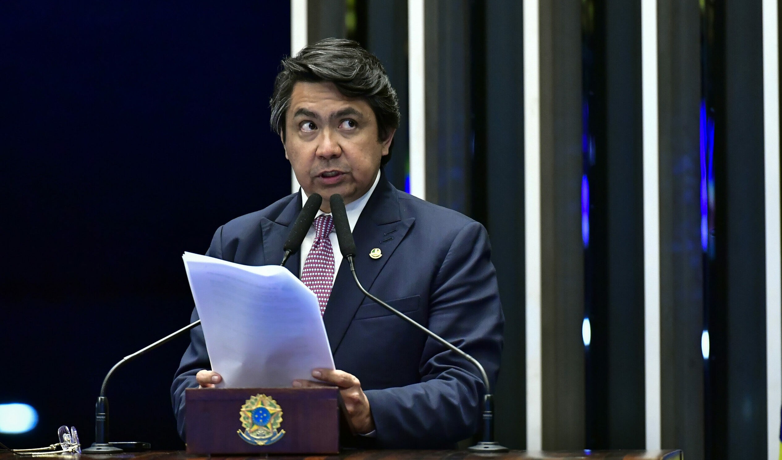 Vídeo mostra senador com CNH vencida e carro sem placas ameaçando PMs