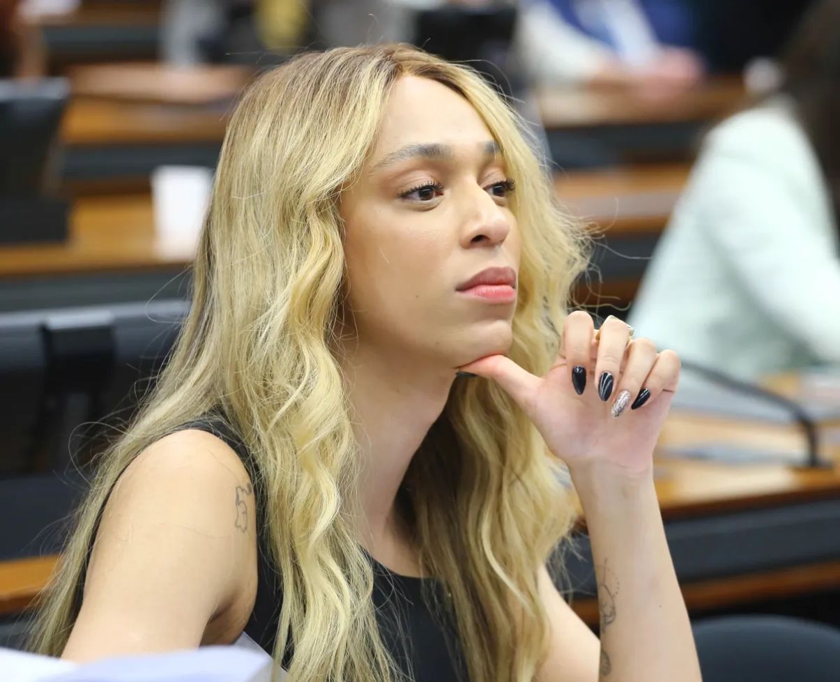 8 a cada 10 rejeitam Erika Hilton na Comissão da Mulher