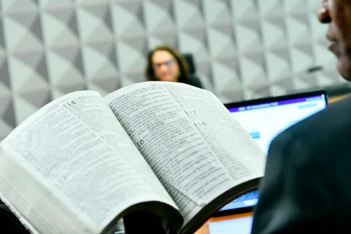 Projeto que visa proibir alterações na Bíblia é suspenso no Senado