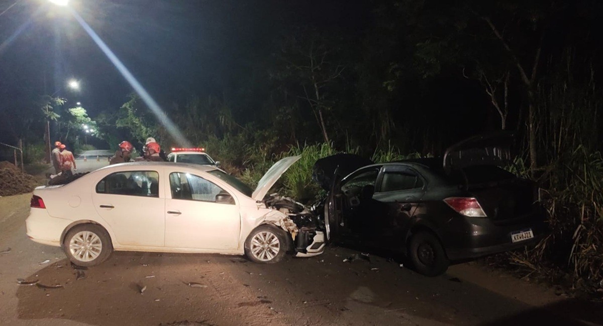 Argentino fica ferido após acidente envolvendo três carros na RJ-102