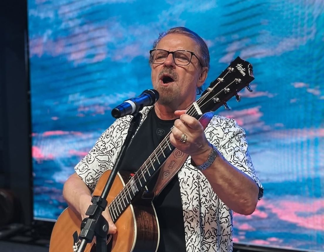 Asaph Borba encoraja igrejas a cantarem músicas de celebração