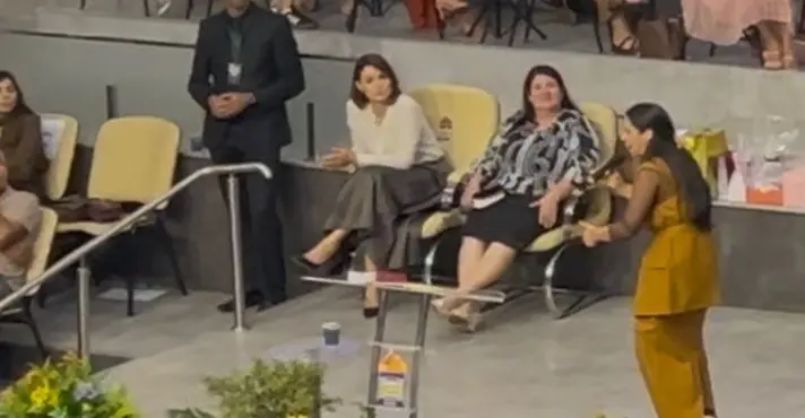 Michelle celebra aniversário em culto e pede oração por Bolsonaro